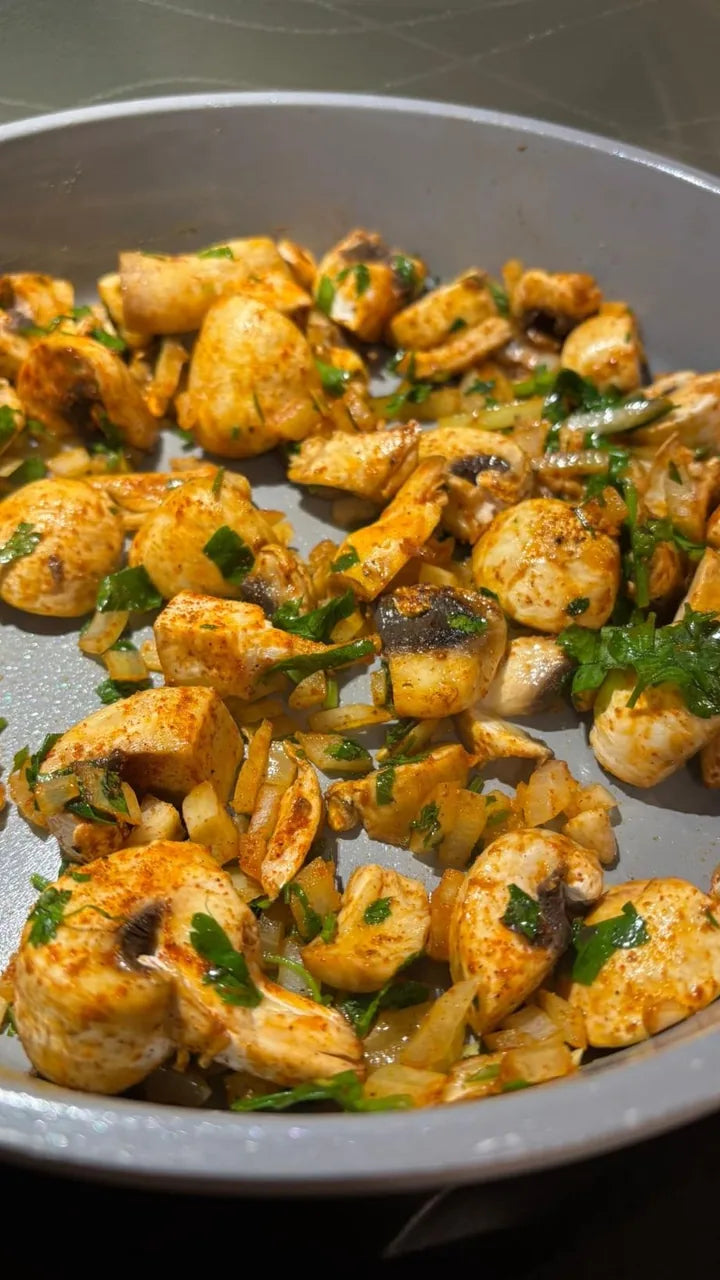 Kundenfoto: Pfanne in Weiß-Grau mit gebratenen Champignons, Zwiebeln und Petersilie.